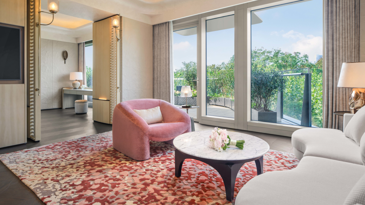 Waldorf Astoria Shanghai Qiantanの客室から望む上海の景観