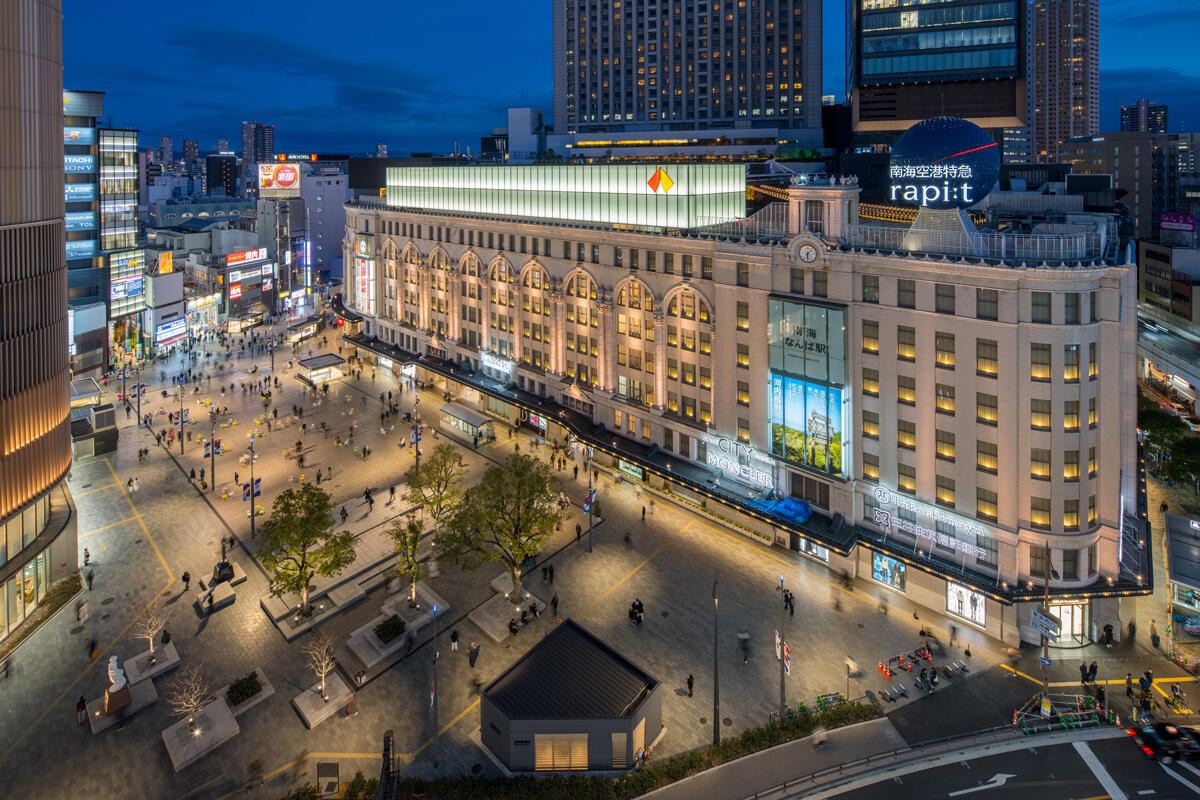 計画地に面するなんば広場と南海難波駅周辺の夜景